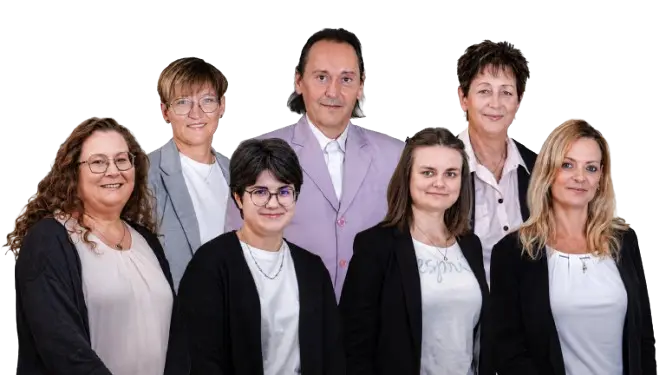 Gruppenfoto aller Mitarbeiter, freigestellt ohne Hintergrund.